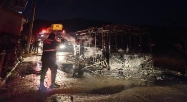 Park halindeki halk otobüsü alev alev yandı