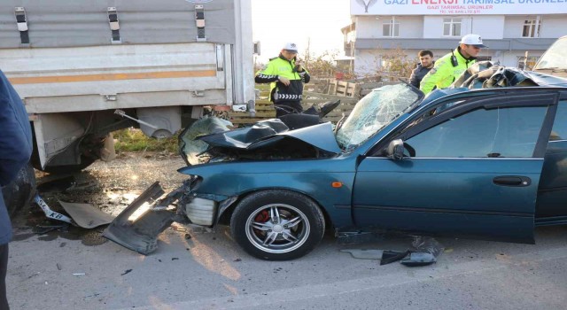 Park halindeki kamyona ok gibi saplandı: 1 ölü, 1 ağır yaralı