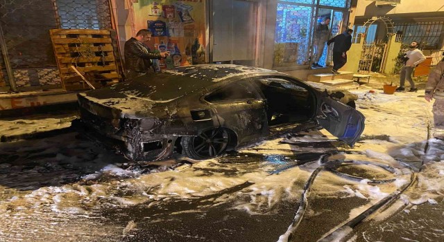 Park halindeki lüks otomobil alev topuna döndü