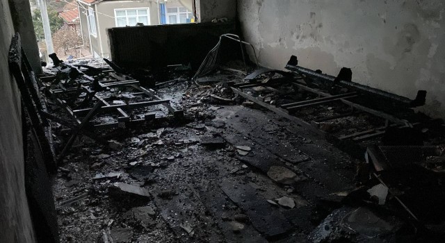 Patlamanın meydana geldiği binadaki hasar, gün ağarınca ortaya çıktı