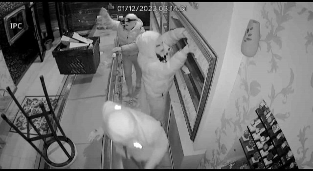 Pendikte 10 milyonluk vurgun: Kuyumcuyu boşalttılar