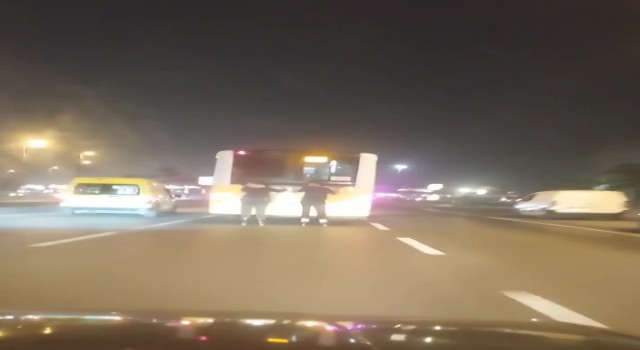 Pendikte İETT otobüsüne asılan patenli gençlerin tehlikeli yolculuğu