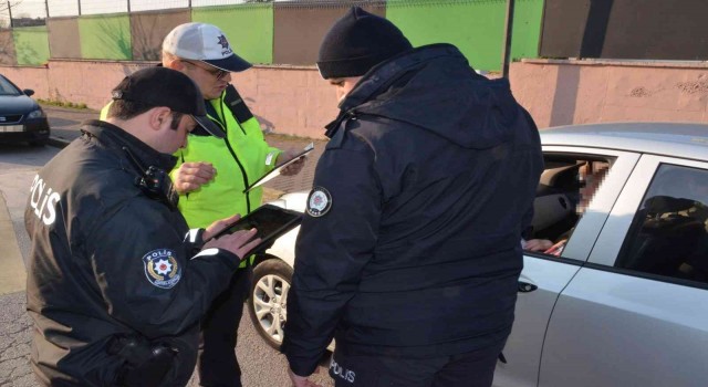 Polis ekipleri öğrencilerin güvenli ortamda eğitim alması için sahada