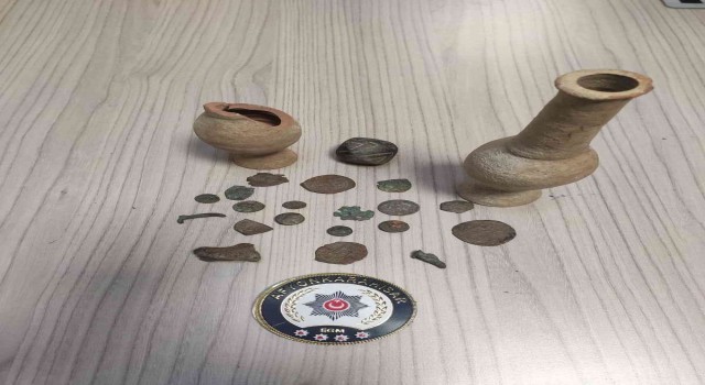 Polis yaptığı ‘şok uygulamada tarihi eser ve sikke ele geçirdi