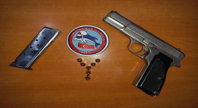Polise direnen şüphelilerin üzerinden ruhsatsız tabanca çıktı