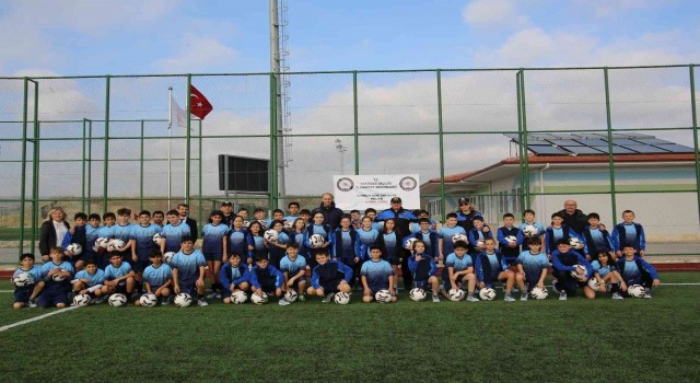Polisler, çocuklarla futbol sahasında buluştu