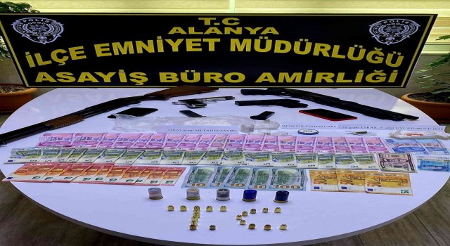 Polisten kaçarak saklandıkları adresten uyuşturucu ve silah çıktı