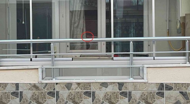 Rastgele açılan ateş sonucu mermiler eve isabet etti