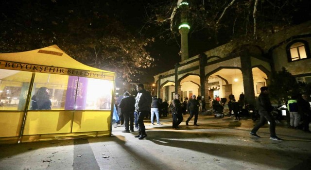 Regaip Kandilinde 10 bin kişilik tatlı ikramı yaptı