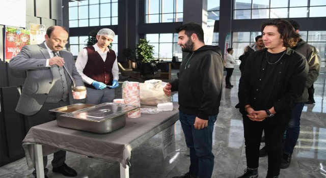 Rektör Çakmaktan öğrencilere çorba ikramı