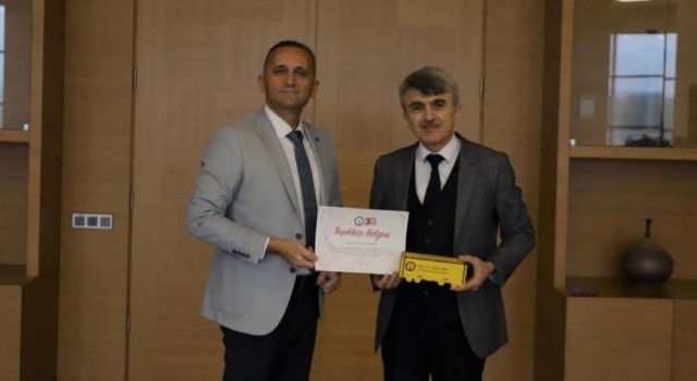 Rektör Uysaldan Armağana teşekkür belgesi