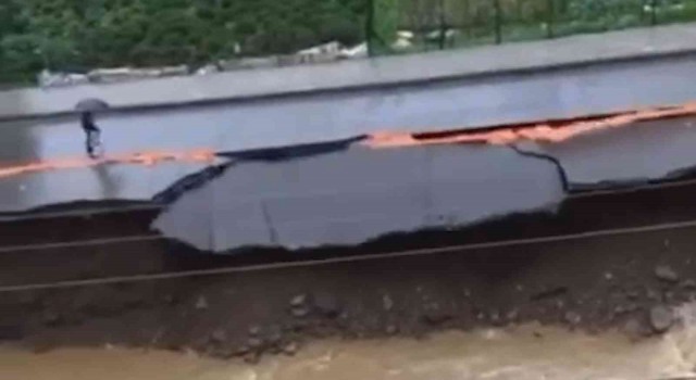 Rizede bir vatandaş çöken yolda son anda kurtuldu