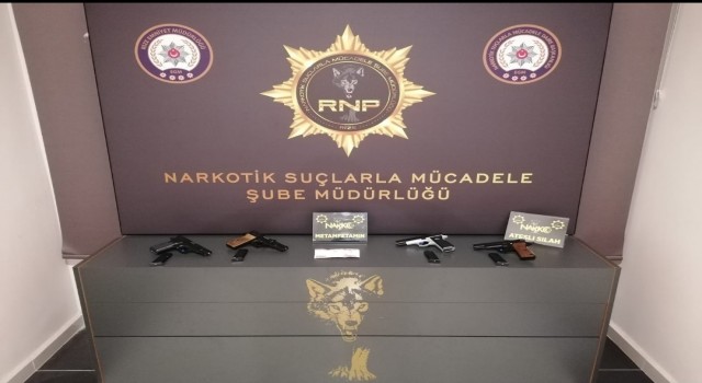 Rizede durdurulan araçta ruhsatsız tabanca ve uyuşturucu yakalandı
