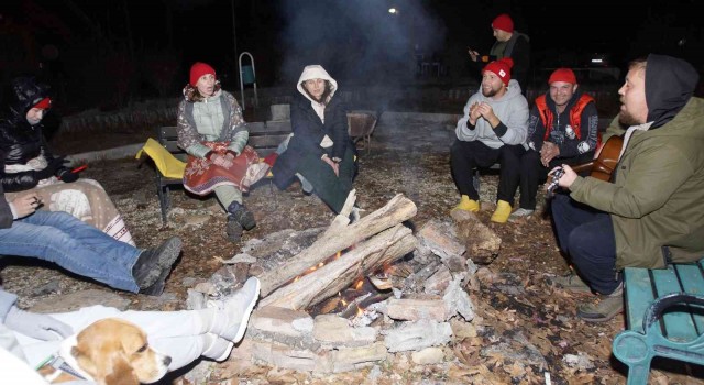 Rus turistler fırında kendi pidelerini pişirdi, kamp ateşinde eğlendi