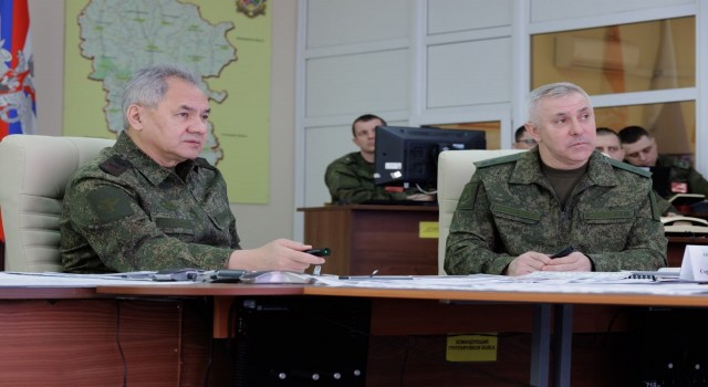 Rusya Savunma Bakanı Şoygudan Ukraynadaki birlik komutanlarına ziyaret