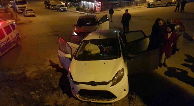 Safranboluda 2 otomobil çarpıştı, araçlarda maddi hasar oluştu
