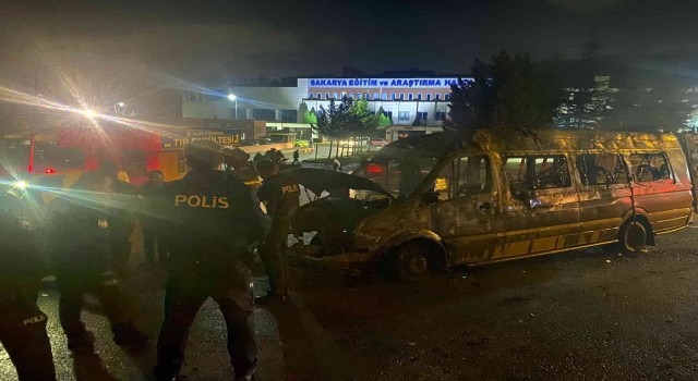 Sakaryada hastane önünde minibüs alev topuna döndü
