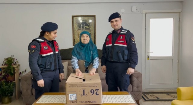 Sakaryalı nineden Bayburtta görev yapan Mehmetçiğe çorap hediyesi