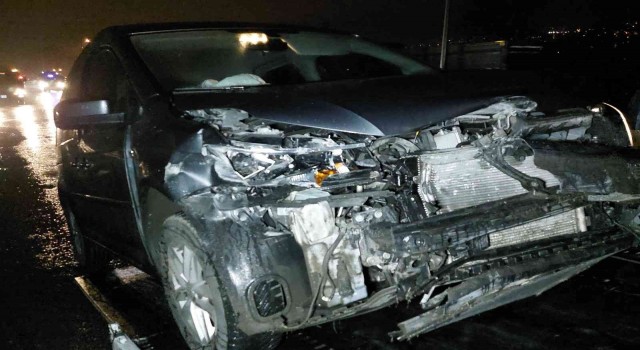 Samsunda hafif ticari araç bariyere çarptı: 3 yaralı