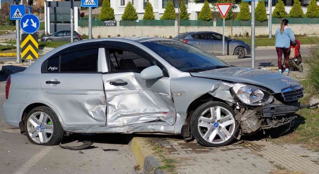 Samsunda kavşakta iki otomobil çarpıştı: 4 yaralı