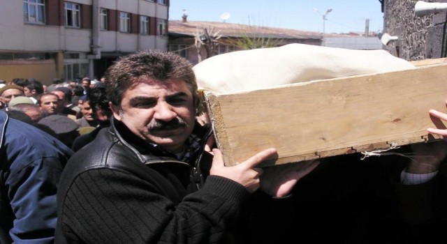 Sanatçı Burhan Çaçan kalp krizi sonucu hayatını kaybetti