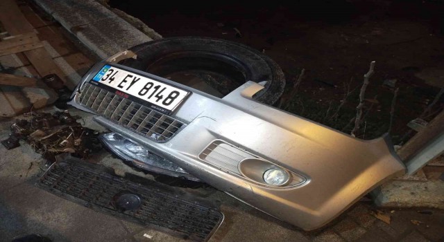Sancaktepede kontrolden çıkan otomobil şarampole düştü: 2 yaralı