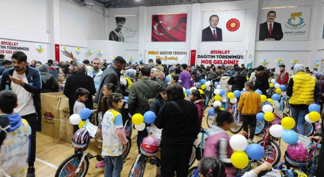 Şanlıurfada 400 yetim öğrenciye bisiklet hediye edildi