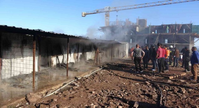 Şantiyede işçilerin kaldığı konteynerler alev alev yandı: 1 yaralı