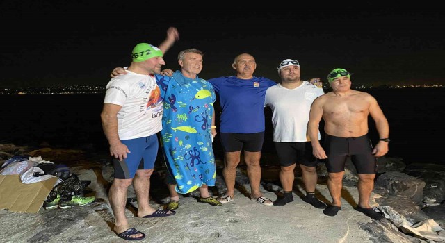 ‘Sarayburnu Fatihleri yeni yılı denize girerek karşıladı