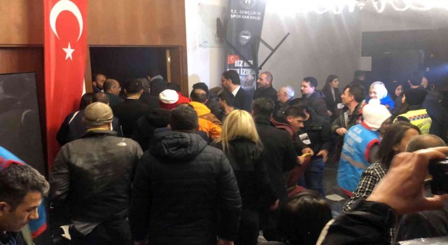 Sarıkamışta otelin tavanı çöktü, yaralılar var