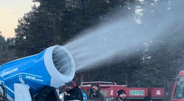 Sarıkamışta pistlere suni karlama yapılıyor