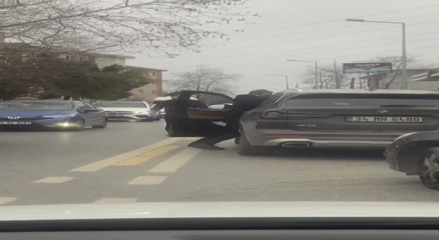 Sarıyerde yol verme kavgası kamerada: Aracın içinden tekme attı