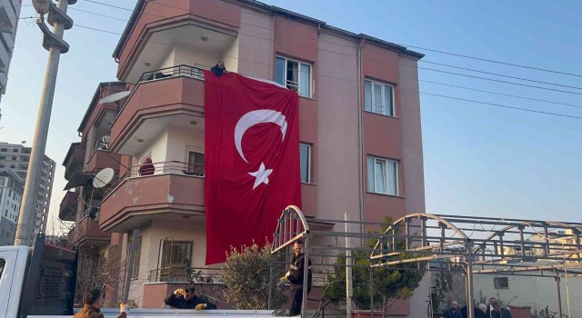 Şehit ateşi Hataya düştü, baba evine Türk bayrakları asıldı