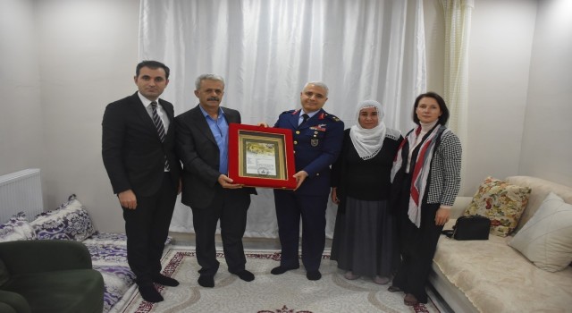 Şehit Faim Bozkurtun ailesine şehadet belgesi verildi