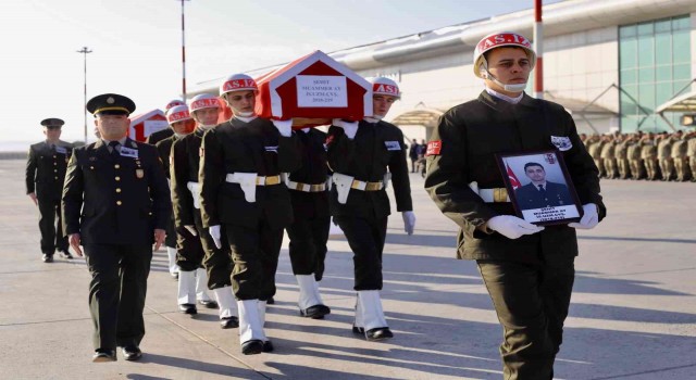 Şehit olan askerlerin cenazeleri Ağrıdan memleketlerine uğurlandı
