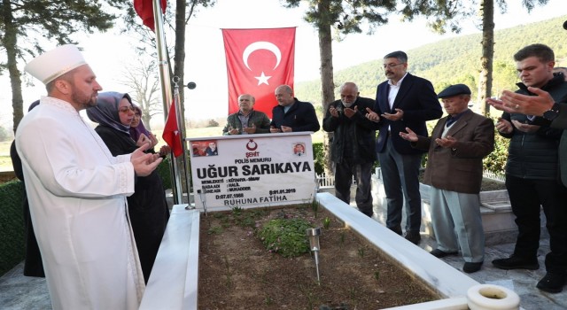 Şehit polis memuru Uğur Sarıkaya vefatının yıl dönümünde kabri başında dualarla andı