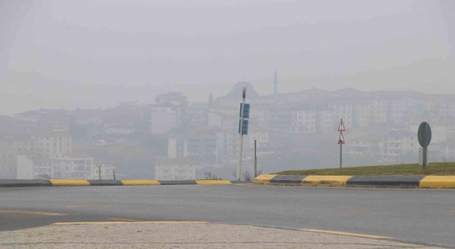 Şehre sis çöktü, yüksek kesimlerde bulunan evler görünmez hale geldi