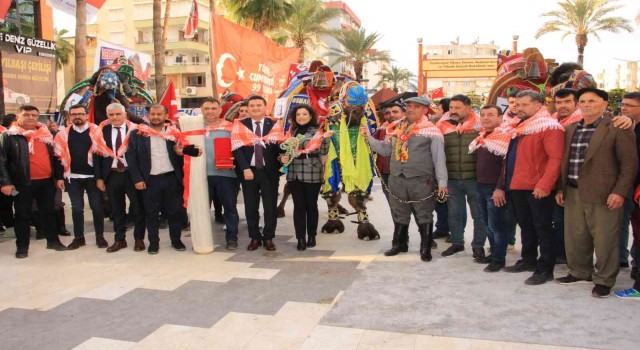 Sel mağdurları deve güreşleri ile moral bulmaya çalışıyor