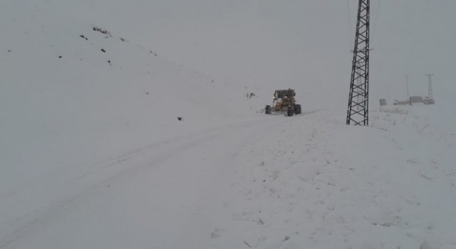 Şemdinlide 49 yerleşim yerinin yolu ulaşıma kapandı