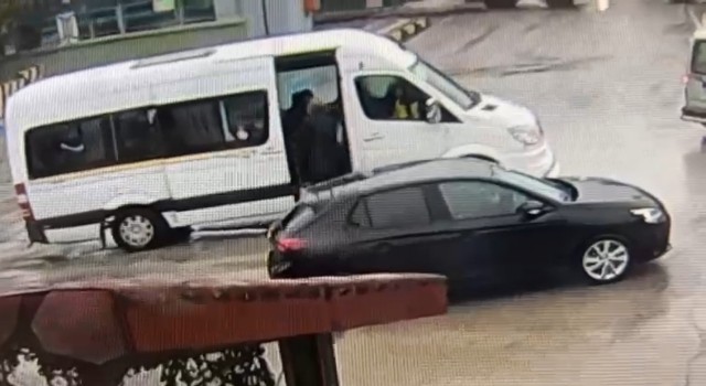 Servis şoförü öğrencileri tokatladı