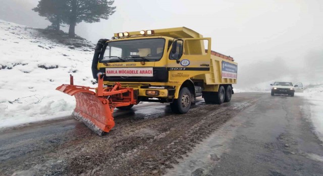 Seydikemerde karla kaplanan yollar açıldı