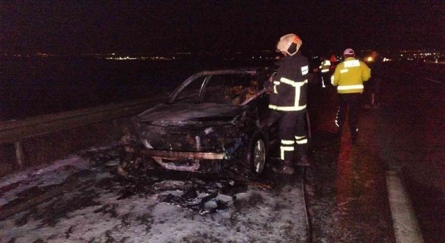 Seyir halindeki otomobil küle döndü