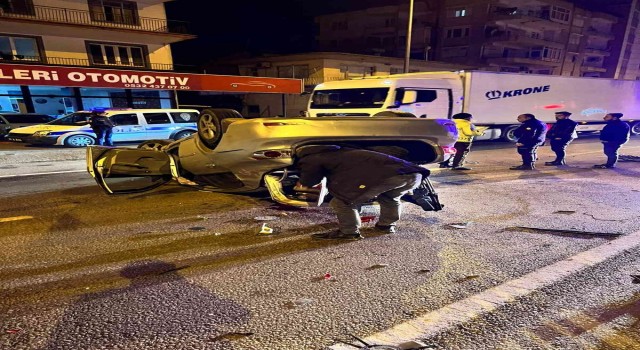 Seyir halindeki otomobil tel çitlere çarparak takla attı : 2 yaralı