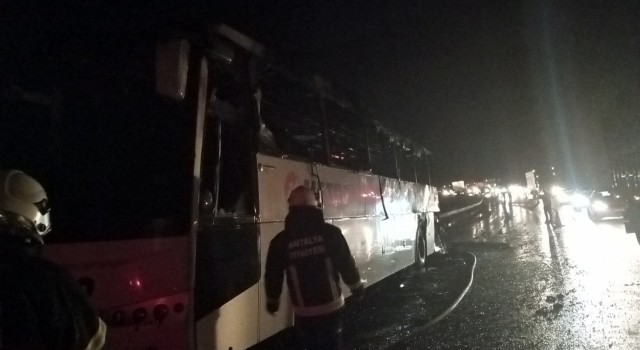 Seyir halindeki yolcu otobüsü alev alev yandı