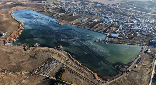 Sibirya soğuklarının yaşandığı şehirde göl dondu