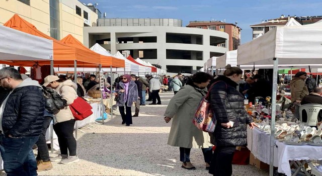 Sıcak havanın tadını çıkaran Eskişehirliler soluğu antika pazarında aldı