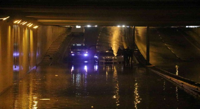 Şiddetli fırtına dünyaca ünlü şelaleyi ters akıttı, sağanak alt geçitlerde araçları mahsur bıraktı