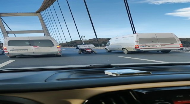 Şiddetli rüzgarda köprüden geçmeye çalışan motosikletliye böyle kalkan oldular