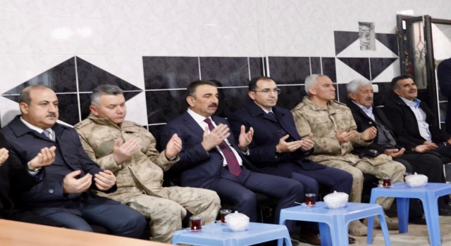 Siirt Valisi Hacıbektaşoğlu, çıkan kavgada ölen güvenlik korucusunun ailesiyle bir araya geldi