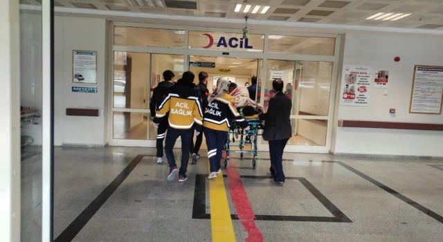 Siirtte ayağını tarım aracına kaptıran genç için helikopter havalandı